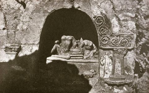E. Tonskulptur eines Fürstenpaares aus dem buddhistischen Kloster von Fondukistan, Nische E; Ende 7. / Anfang 8. Jh. (©: Kabul, Afghanisches Nationalmuseum / Wien, WHAV) 